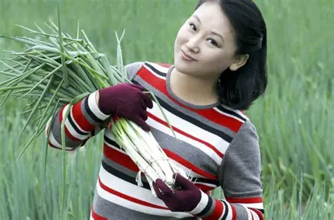 慕鈺華手持青蔥的照片